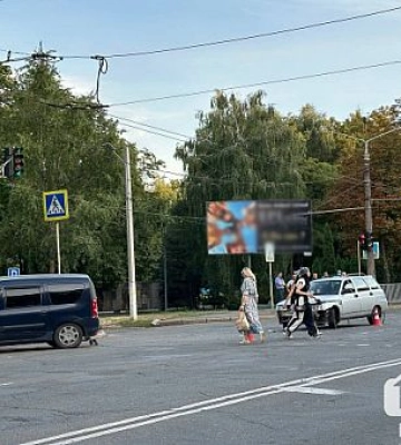 На перехресті Кривого Рогу зіштовхнулись два легковика
