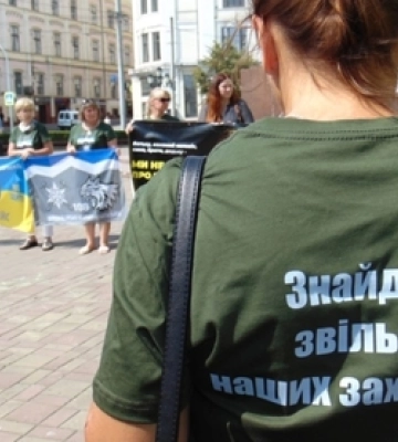 У центрі Луцька проходить акція на підтримку полонених захисників (відео)