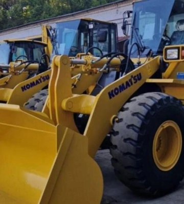 Довготривале співробітництво Дніпра з Японією: до міста прибули два фронтальні навантажувачі