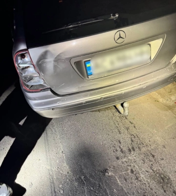 У Луцьку п'яний 15-річний водій Mercedes врізався у припарковані авто