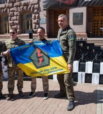 Столична громада передала 600 &quot;Мавіків&quot; та FPV-дронів 5 київській штурмовій бригаді, - Кличко