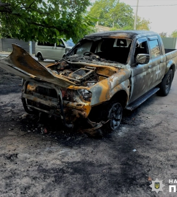 Підлітки в Миколаєві підпалили автомобілі військових
