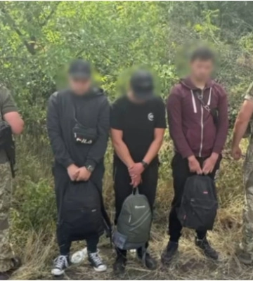 З’явилося відео затримання на Одещині порушників кордону, які ховались у соняшниках