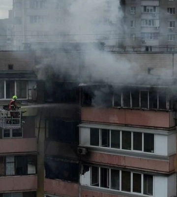 В Киеве на Троещине загорелась квартира, но огонь перекинулся и на другие: что говорят в ГСЧС
