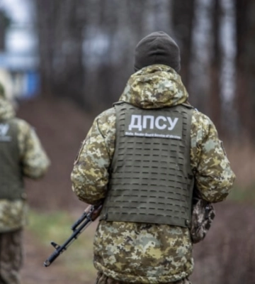 На Закарпатті троє чоловіків намагалися втекти в Румунію: напали на військового та забрали зброю