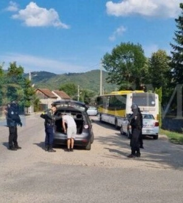 На Закарпатті троє чоловіків намагалися втекти в Румунію: напали на військового та забрали зброю
