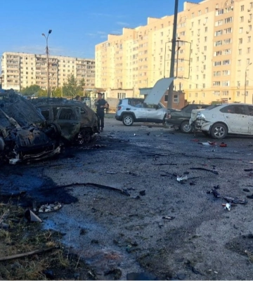 Россия нанесла удар по Сумам: горят автомобили, выбиты окна, пострадавших ищут – фото