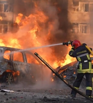 У Сумах рятувальники ліквідували пожежу після ворожого удару