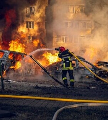 Удар по Сумах: зайнялося 10 автівок, рятувальники ліквідували осередки займання. ФОТОрепортаж