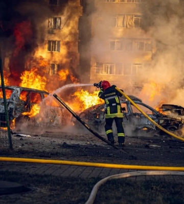 У Сумах рятувальники ліквідували пожежу після ворожого удару