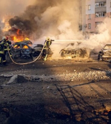 У Сумах рятувальники ліквідували пожежу після ворожого удару