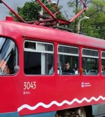 У Дніпрі перенесли зупинки деяких автобусів і трамваїв та оголосили про зміни у русі транспорта