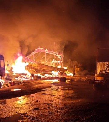 Майже пів сотні рятувальників гасили пожежу складу на Прикарпатті. ФОТО