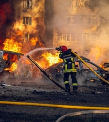 Спасатели сообщили о последствиях обстрела Сум и показали фото с видео