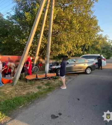 Виїхав на узбіччя, травмував пішохода і врізався в опору: на Черкащині сталася ДТП (ФОТО)