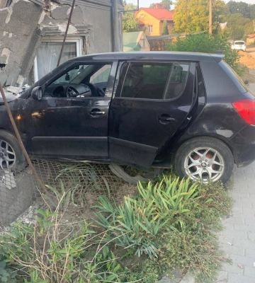 У Львові водійка і пасажир-власник автівки з ознаками наркотичного спʼяніння в'їхали у будинок