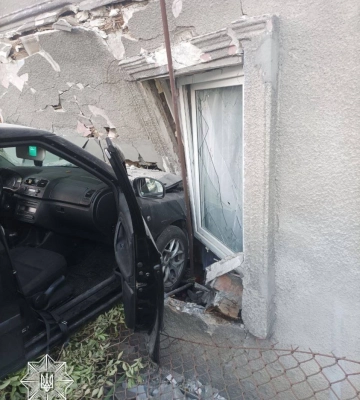 У Львові нетвереза водійка легковика врізалася в житловий будинок