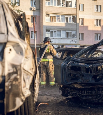 Россия нанесла удар по Сумам: горят автомобили, выбиты окна, пострадавших ищут – фото