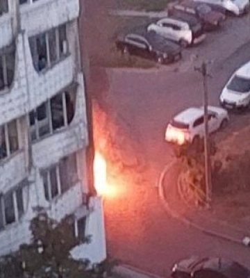 У Соборному районі Дніпра невідомі спалили два автомобілі ЗСУ 