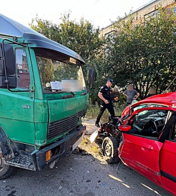 У Сумах п’яний водій легковика врізався у вантажівку