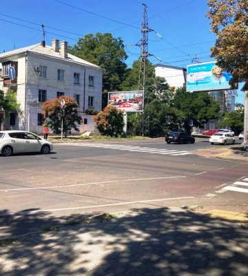 Напередодні навчального року в Одесі оновлюють розмітку біля шкіл
