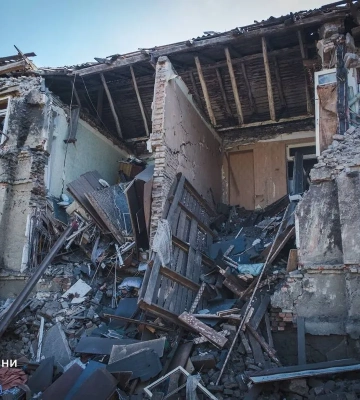 Російський снаряд влучив у двоповерхівку у Краматорську: чоловіка дістали з-під завалів