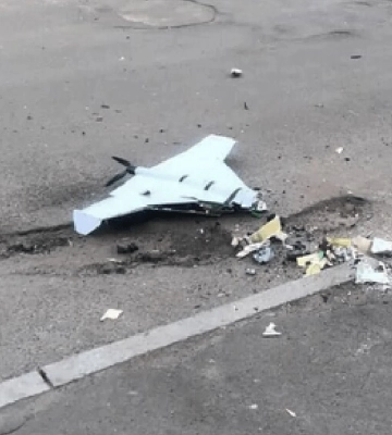 В Деснянском районе Киева упали обломки БПЛА: вспыхнул пожар