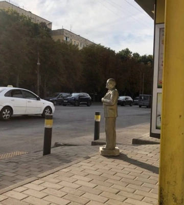 У Дніпрі на житломасиві Тополя Ленін чекав на маршрутку 