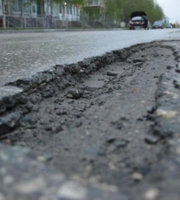 Пошкодили інженерні мережі: у Луцьку на Соборності незаконно проводили земляні роботи