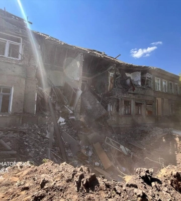 Російський снаряд влучив у двоповерхівку у Краматорську: чоловіка дістали з-під завалів