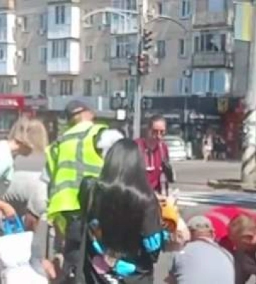 На пішоходному переході автомобіль збив чоловіка