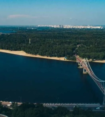 В Деснянском районе Киева упали обломки БПЛА: вспыхнул пожар
