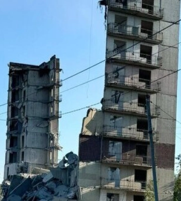 Окупанти вдарили КАБом по багатоповерхівці в Мирнограді на Донеччині, троє поранених. ФОТО