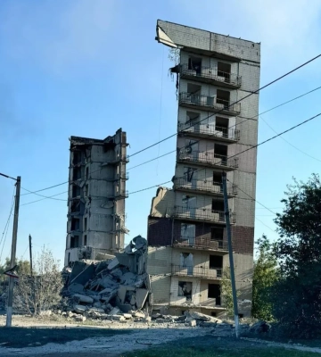 росіяни поцілили у 9-поверхівку в  Мирнограді на Донеччині: є поранені