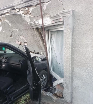 У Львові авто з жінкою за кермом влетіло у житловий будинок (ФОТО)