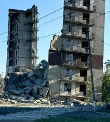 Росіяни зруйнували авіабомбою багатоповерхівку в Мирнограді, є загиблі