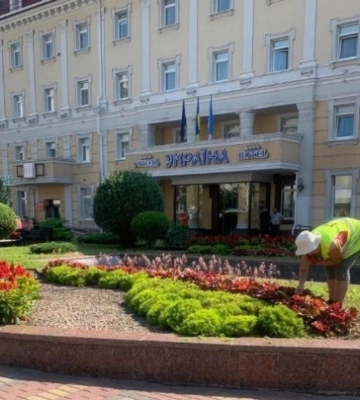 У Рівному комунальники прибрали на клумбах біля драмтеатру