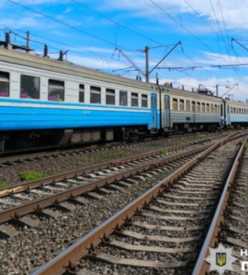 На Київщині  під колесами пасажирського потяга загинула 19-річна дівчина