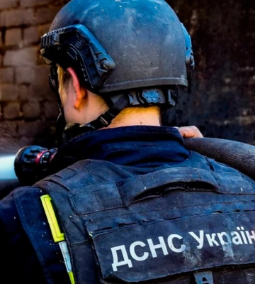 У передмісті Херсона рятувальники допомогли місцевим жителям вийти з будинку. ВІДЕО