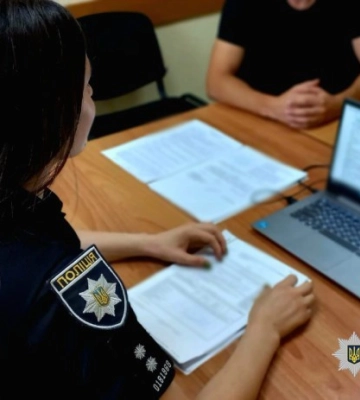На Одещині у під’їзді багатоповерхівки пограбували літню жінку