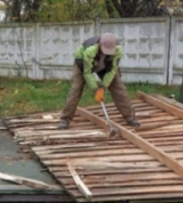 На Теремнівській у Луцьку демонтують дерев’яну бесідку