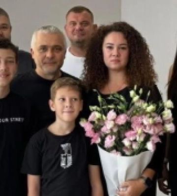 Родина фельдшера з Одеси, який загинув внаслідок атаки рф 15 березня, отримала ключі від нової квартири