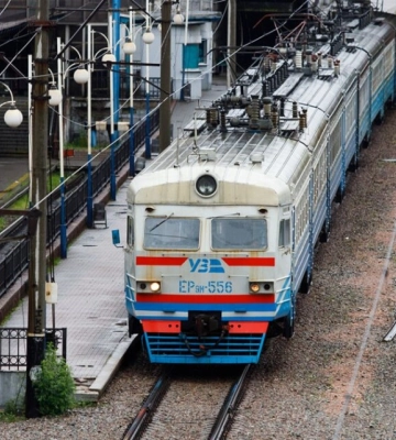 На Львівщині дерево впало на вагон електрички, є травмовані