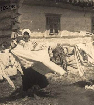 Жінки вішають попраний одяг: показали столітній знімок з Волині (ретрофото)