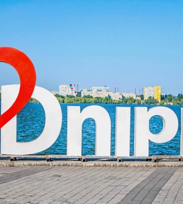 У Дніпрі чоловік отримує "донати" від перехожих за правду