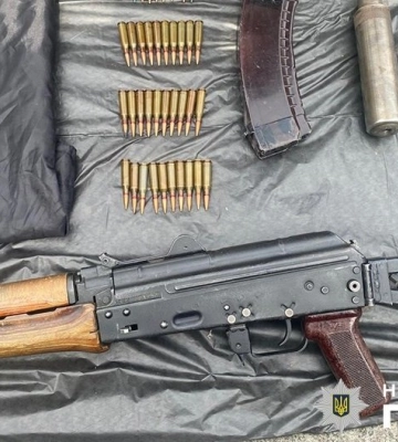 Відправляв автомати у Ківерці: херсонець отримав умовний термін за торгівлю зброєю
