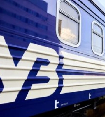 Внаслідок буревію дерево впало на вагон поїзда: є травмовані