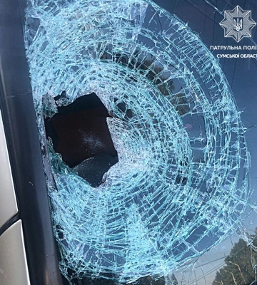 У Сумах на автівку впав елемент вуличного ліхтаря: травмувався пасажир