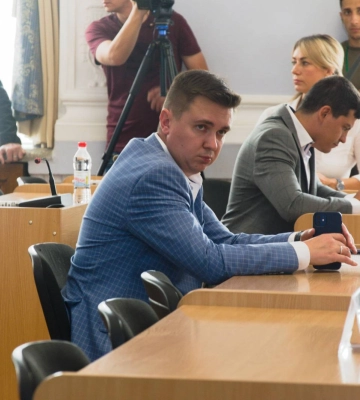 Колишнім чиновником Херсонської ОВА, якого підозрюють у закупівлі неякісної форми для військових, виявився екс-віцемер Миколаєва