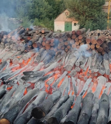 На Сумщині внаслідок атаки дронами загорілась лісопродукція